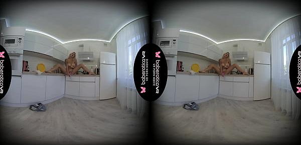  Solo babe, Cindy Key masturbates in the kitchen, in VR